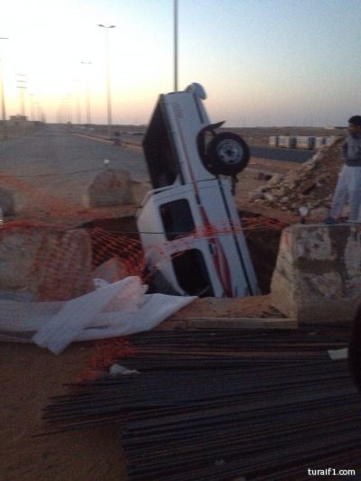 سقوط سيارة  في إحدى  حفريات المشاريع شرق طريف