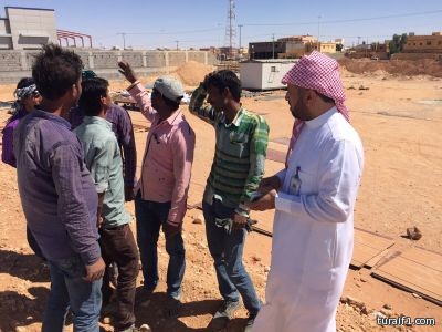 بالصور..”عمل طريف” تضبط 6 عمال مخالفين يعملون تحت أشعة الشمس