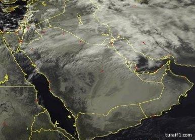 بالصور..ابتدائية أحمد بن حنبل بطريف تستقبل الطلاب المستجدين بالأوشحة والأعلام الوطنية والورود