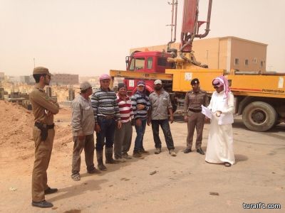 بالصور..فرع العمل بالشمالية ينفذ جولة تفتيشية على عدد من المشاريع بعرعر ويضط 9 مخالفات