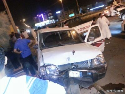 بالصور..السرعه وقطع الإشارة يتسببان في حادث تصادم بين سيارتين عند إشارة الإسكان بطريف