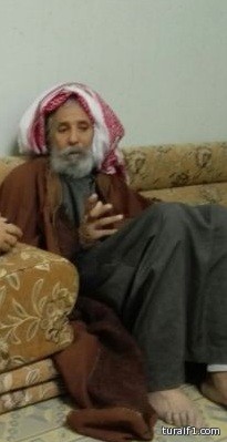 تفاعلاً مع اخبارية طريف..الضمان الاجتماعي والجمعية الخيرية بطريف يزوران المسن وزوجته