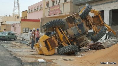 بالصور..إنقلاب رافعة بمبنى تجاري تحت الإنشاء بطريف