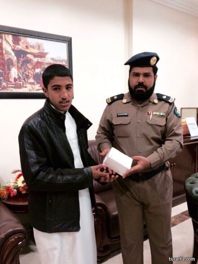 مدير الدفاع المدني بطريف يكرم الطالب نواف الرويلي نظير جهوده فى عمليات البحث عن المفقودين بحادث شعيب طريف