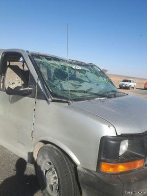 بالصور..وفاة شخص وإصابة آخر اثر حادث انقلاب سيارة غرب طريف