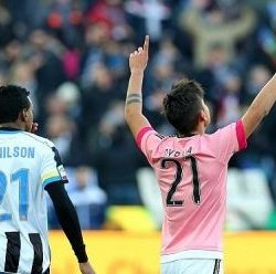 روني يقود مانشستر يونايتد لفوز صعب على ليفربول بالدوري الإنجليزي