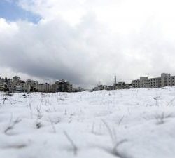 بالفيديو..تجمد المياه في غدير بين عرعر وحزم الجلاميد