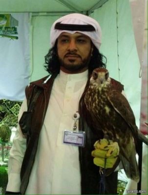 الصقار الرويلي يُهدي طيره الخاص لبرنامج تلفزيوني سعودي