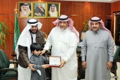مدير تعليم الجوف يكرم ابن الشهيد تركي الرويلي