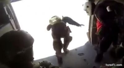 بالفيديو.. مظلي يُوثِّق قفزه من المروحية خلال العرض العسكري لــ”رعد الشمال”