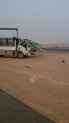 بالصور..إصابات بالغة لسائق شاحنة اثر حادث اصطدام بين شاحنتين على طريق “طريف – القريات”