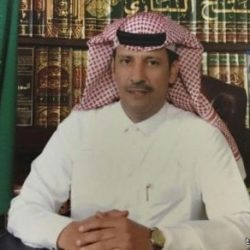 تكريم طبيب سعودي قام بإسعاف راكبة على متن طائرة هولندية