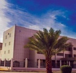 مهند الهادي متحدثاً عن مجلس الشباب في أمسية ثقافية بأدبي الشمالية‎