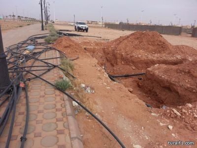 بالصور..حفرة عميقة بجانب رصيف المشاه شرق طريف تهدد حياة الماره