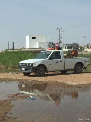 بالصور..بلدية طريف ترش أشياب المياه بالمبيدات وفرع المياه خارج نطاق الخدمة !!!