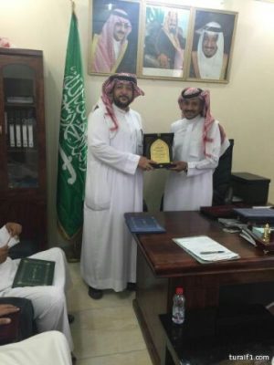 بالصور قائد ابتدائية عبدالله بن عمر يكرم المعلمين