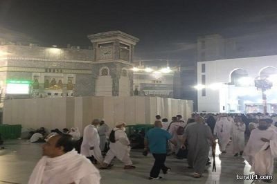 “الفيصل” يوجه بإزالة الساعة الموجودة أمام باب الملك عبدالعزيز بالحرم المكي