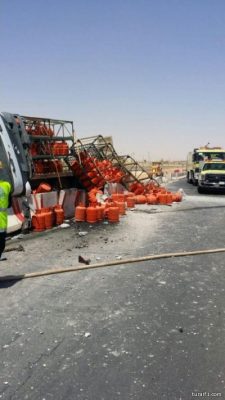 بالصور..انقلاب شاحنة غاز على طريق عرعر – رفحاء