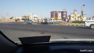 بالصور..وقوع حادث إصطدام اثر قطع سيارة إشارة إسكان قوى الأمن بطريف