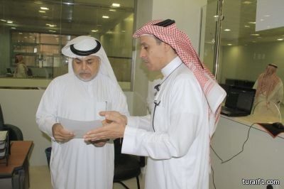 مدير جامعة الحدود الشمالية المكلف يتفقد سير عملية القبول والتسجيل في الجامعة