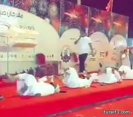 بالفيديو..مسابقة طريفة “الفائز فيها من يرضع أكثر” في مهرجان عرعر تثير السخرية