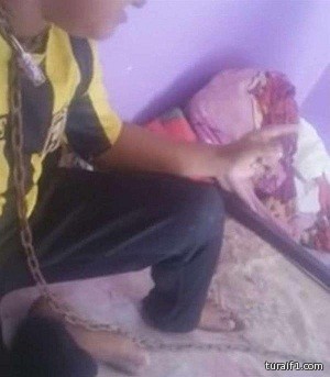 إلقاء القبض على مقيد ابنه بالسلاسل في جازان بعد إخلاله بتعهده ورفض تسليمه لوالدته