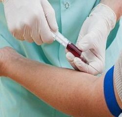 “الصحة” تلزم ممرضات المشاعر بالملابس المحتشمة والبعد عن مساحيق التجميل والكعب العالي
