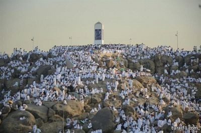 قوافل حجاج بيت الله يتوافدون إلى عرفات لأداء ركن الحج الأعظم