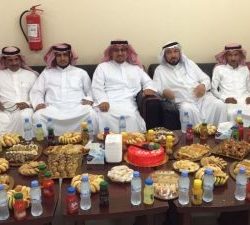 بالصور..شركة أبناء سليمان صالح الحازمي توزع حقائب مدرسية متكاملة وهدايا على طلاب  مدرسة عبدالله بن مسعود بطريف