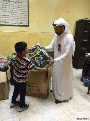 بالصور..شركة أبناء سليمان صالح الحازمي توزع حقائب مدرسية متكاملة وهدايا على طلاب  مدرسة عبدالله بن مسعود بطريف