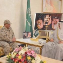 بالصور..شركة أبناء سليمان صالح الحازمي توزع حقائب مدرسية متكاملة وهدايا على طلاب  مدرسة عبدالله بن مسعود بطريف