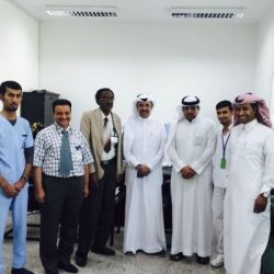 بالصورة.. قائد المنطقة الشمالية يقبل يد جندي بترت أثناء وجوده بالحد الجنوبي