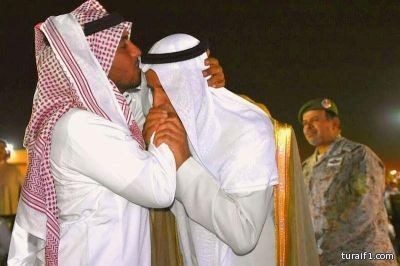 بالصورة.. قائد المنطقة الشمالية يقبل يد جندي بترت أثناء وجوده بالحد الجنوبي
