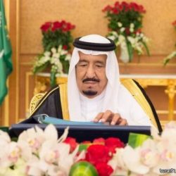 بالصورة.. قائد المنطقة الشمالية يقبل يد جندي بترت أثناء وجوده بالحد الجنوبي