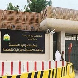 بالصور..الصقار عبدالله عوض الرويلي يطرح طير فرخ كامل بحماد طريف