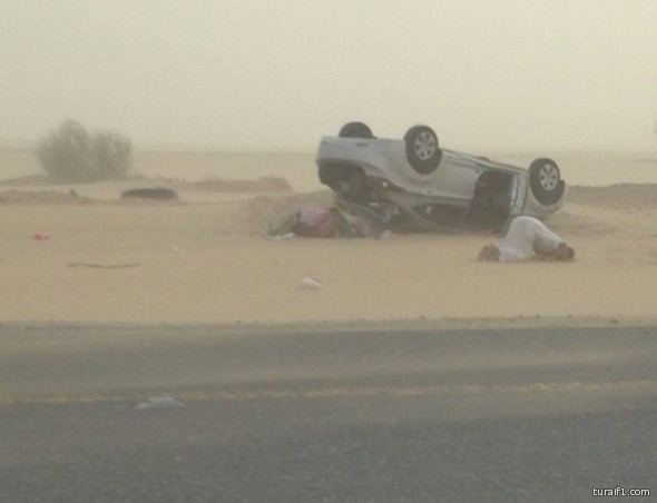 شاب يسجد لله شكرا لنجاته من حادث