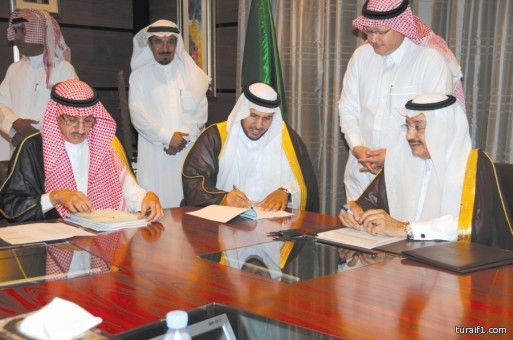 وزير النقل يوقع عقود 41 مشروعاً للطرق في المناطق بأكثر من مليارين و968 مليوناً