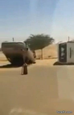 بالفيديو .. عمال يقلبون سيارات مديريهم لغضبهم منهم
