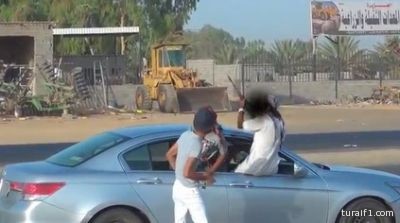 بالصورة … مراهقون يستخدمون الأسلحة أثناء التفحيط بتبوك