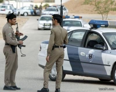 تجمهر أمام مبنى ذوي القاتل بالقريات والشرطة تفرض طوق أمني
