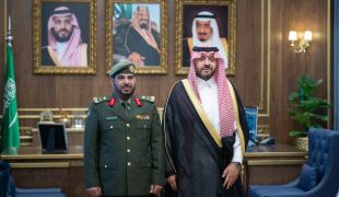 الأمير فيصل بن خالد يقلّد مدير إدارة جوازات منطقة الحدود الشمالية رتبة لواء