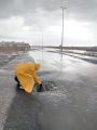 “بلدية طريف” تتابع عملية انسيابية تصريف مياه الأمطار