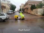 بالصور..فرقة الطوارىء ببلدية طريف تصرف مياه الأمطار