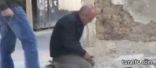 بالفيديو:شاهد سوريًّا محاصرًا يأكل قطة ليبقى حيًّا