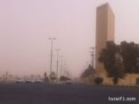 موجة من الأتربة والغبار تجتاح محافظة طريف هذه الساعات مع فرصة لهطول الأمطار