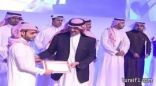 الأمير سلطان بن سلمان يكرم الأستاذ محمد بادي الرويلي في حفل موظفي هيئة السياحة