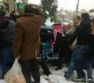 بالصور:ملك الأردن يدفع سيارة علقت في الثلوج بشارع الجاردنز بعمان