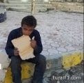 بالفيديو .. طفل يأكل الكرتون من شدة الجوع في دمشق