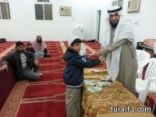 إمام مسجد بطريف يوزع مبالغ مالية على طلاب الحلقات ( صور )