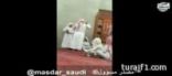 بالفيديو:معلم تحفيظ ” قرآن” يضرب طلابه في مسجد بسلك كهربائي